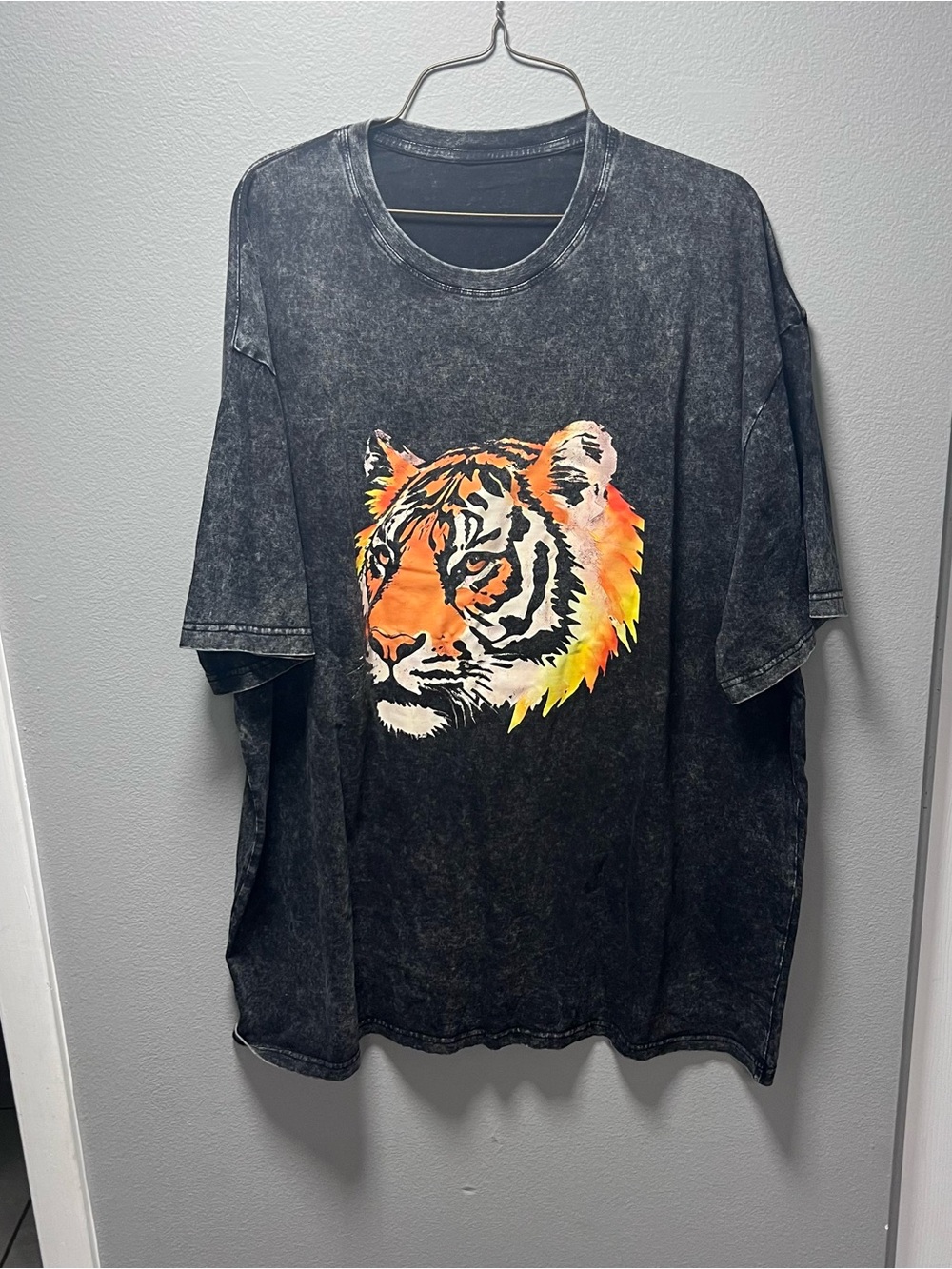 Unisex Black Faux Vintage-Wash Tiger Graphic Tee Size XL